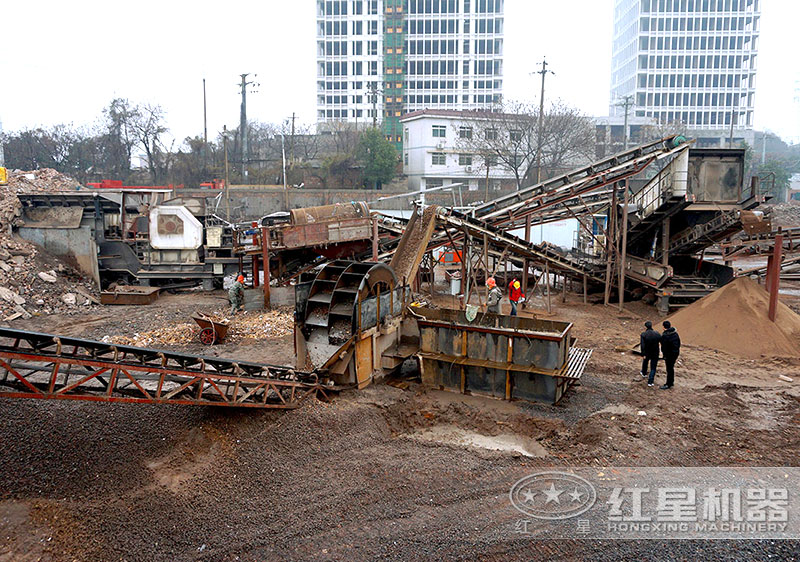 建筑垃圾制沙現場，配置車載制沙機